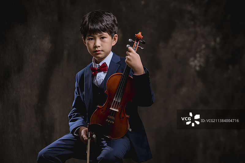 拉小提琴的孩子图片素材