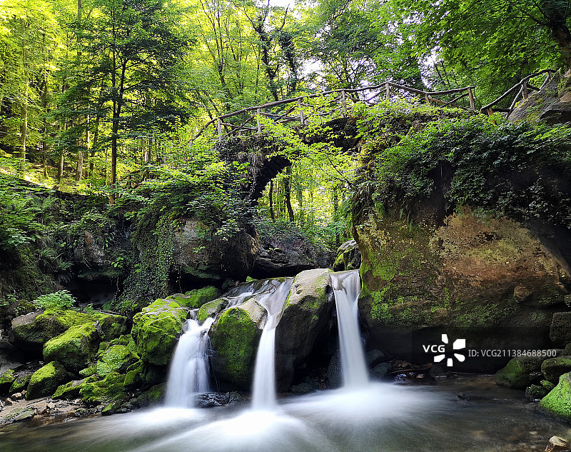 Schiessentmpel瀑布，森林瀑布的风景，Mullerthal,Waldbillig，卢森堡图片素材