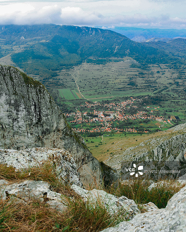 在岩石巨人罗马尼亚的脚下图片素材