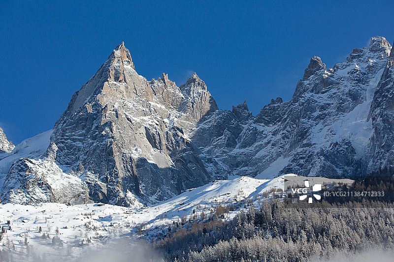 法国，在晴朗的蓝天衬托下的雪山风景图片素材