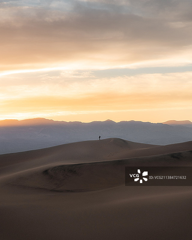 Solo Sunset，日落时沙漠对着天空的风景，美国加州，美国图片素材