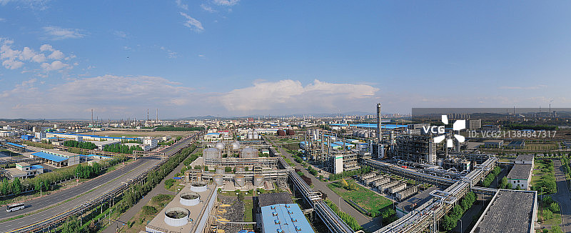 航拍蓝天白云下的化工厂图片素材