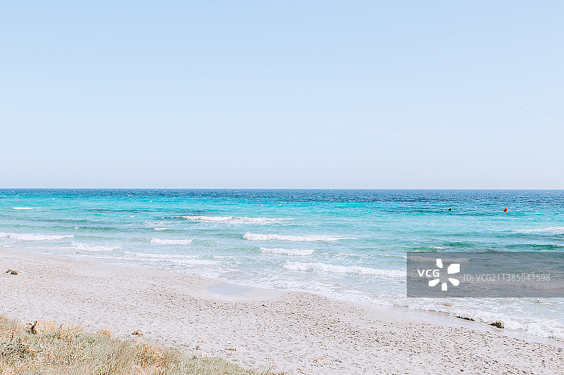 美丽的海滩对晴朗的天空，米诺卡，巴利阿里群岛，西班牙图片素材