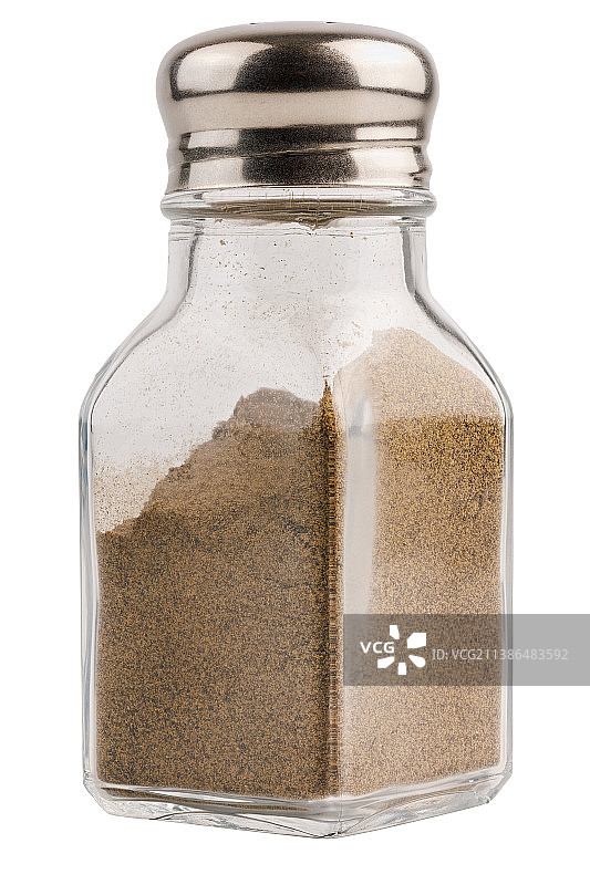 玻璃胡椒罐与地面黑胡椒孤立在白色背景图片素材