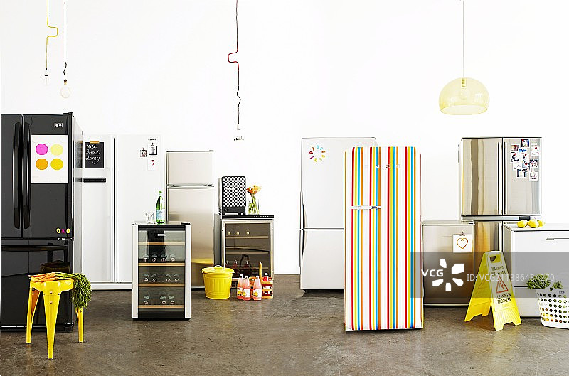 各种时髦的冰箱，饮料和黄色的凳子图片素材