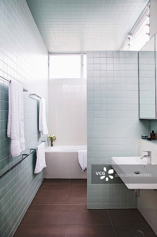浴室有银灰色的墙砖图片素材