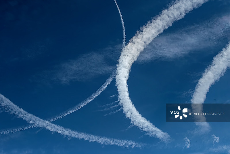 低角度视角的蒸汽尾迹在天空中，俄罗斯图片素材