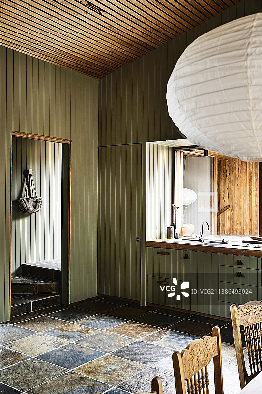 绿色木镶板和瓷砖地板，配有窗户的厨房图片素材