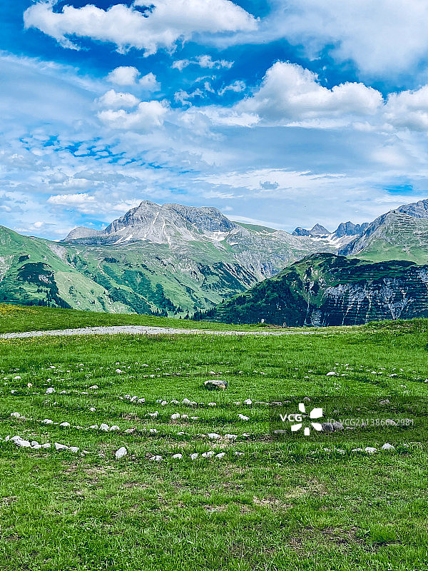 奥地利多云天空的山景石圈图片素材