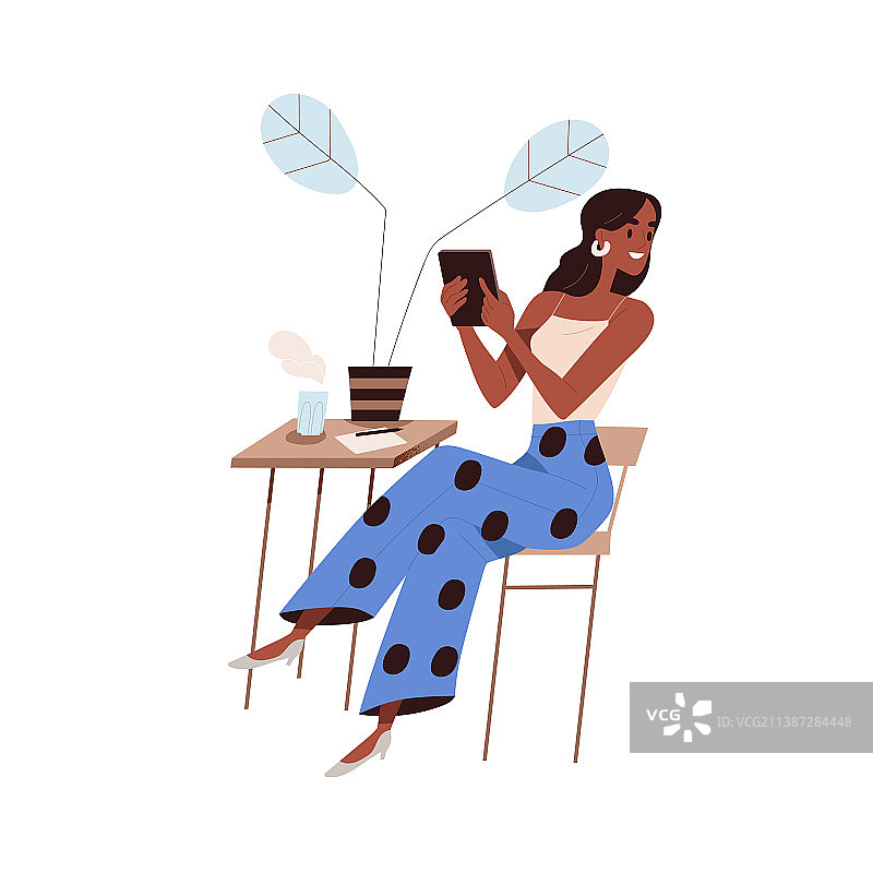 快乐的黑人女性用平板电脑在线工作图片素材