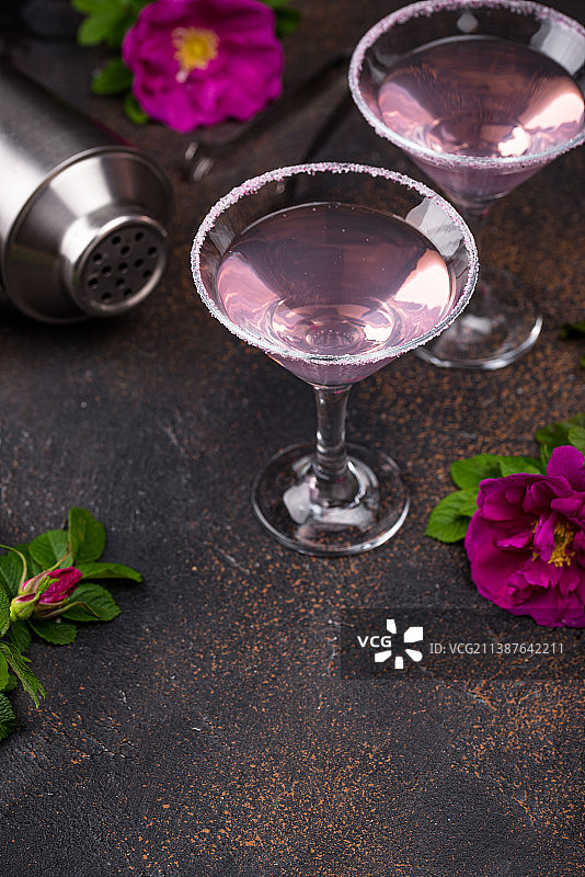 粉红马提尼鸡尾酒配玫瑰糖浆图片素材
