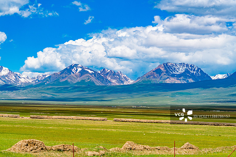 新疆独库公路巴音布鲁克大草原与雪山图片素材