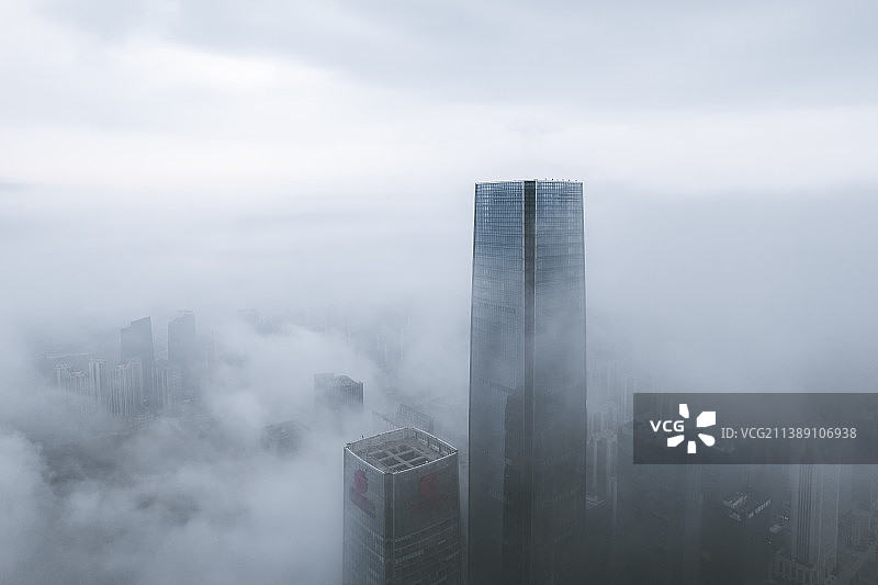 雾中的贵阳金融城图片素材