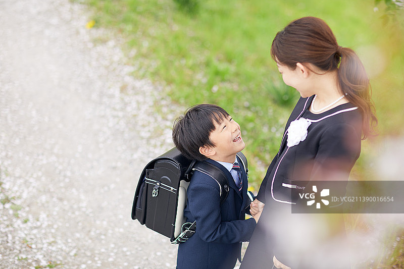 日本一小学男孩和他的母亲面对面图片素材