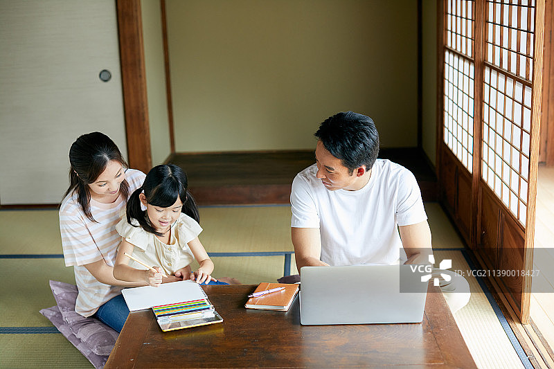 日本男子在家与家人一起工作图片素材