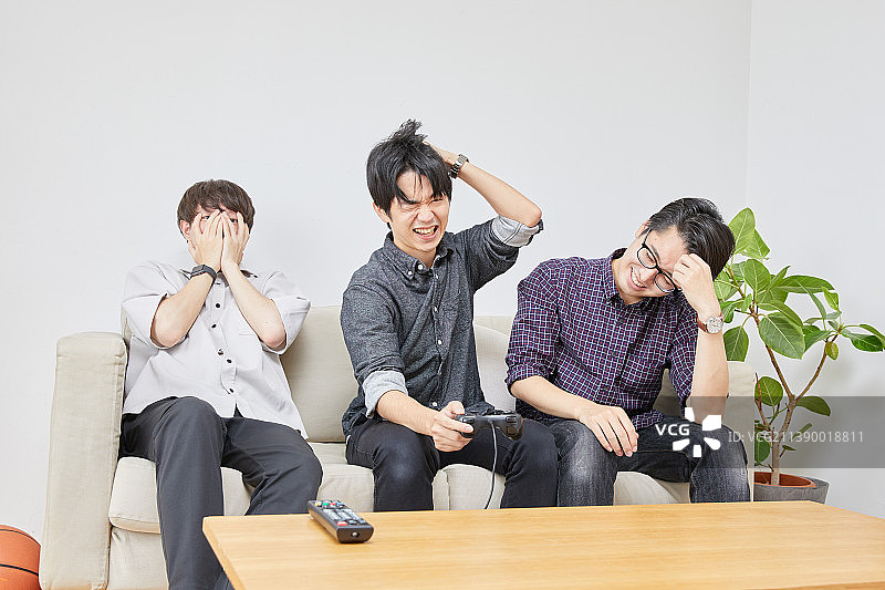 日本男人玩电子游戏图片素材