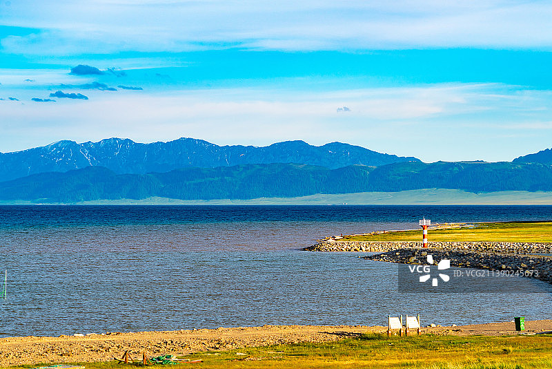 新疆博尔塔拉赛里木湖远山与湖水图片素材