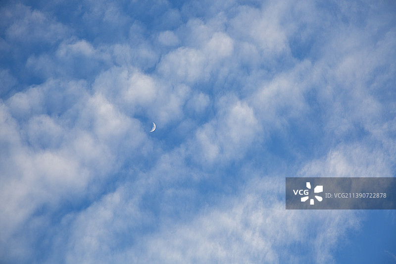 傍晚蓝色天空白云月亮挂天上自然风光图片素材