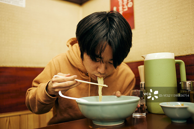 年轻的日本人正在享受一顿饭图片素材