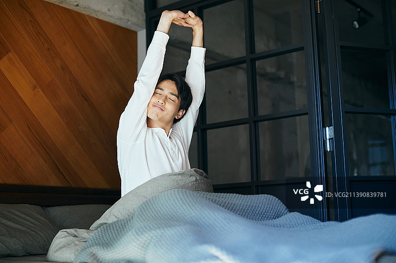 日本男人早上在床上图片素材