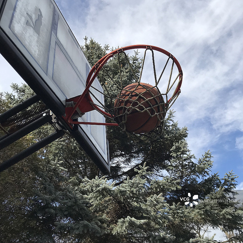 低角度的篮球框对天空，奥克维尔，安大略，加拿大图片素材