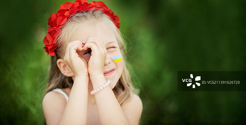 乌克兰小女孩通过看心的手势做了手势图片素材