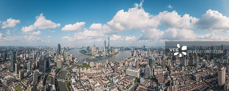 航拍视角 蓝天白云下的上海浦东陆家嘴图片素材