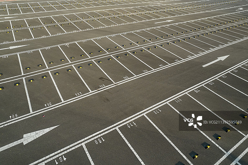 无人的大型景区停车场航拍图片素材