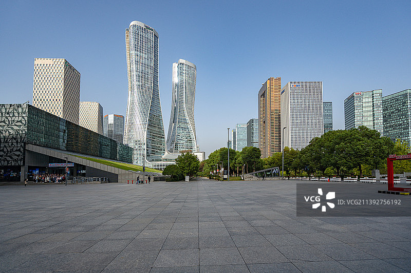 杭州新区的城市天际线与大理石广场图片素材