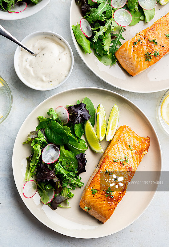 烤三文鱼片和新鲜蔬菜沙拉地中海饮食图片素材