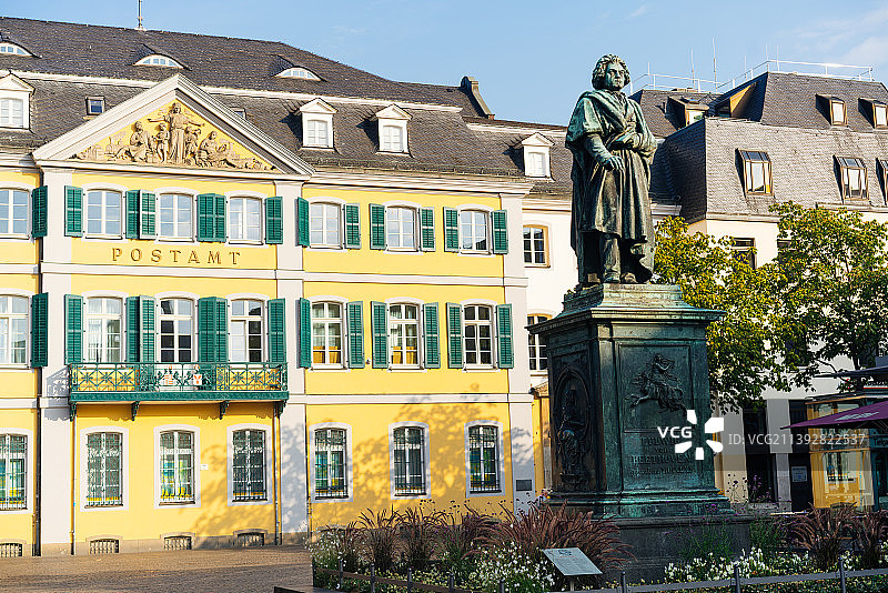 贝多芬雕像与贝多芬故居，位于贝多芬的故乡波恩图片素材