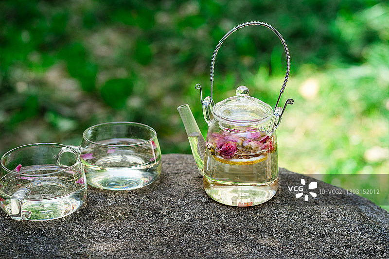 玻璃茶壶中的玫瑰花茶，在阳光的照耀下清澈明亮图片素材