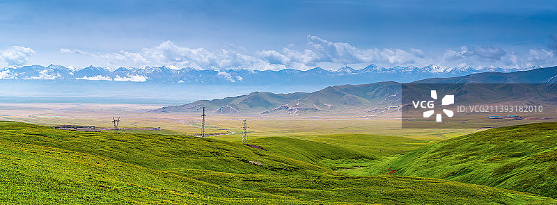 新疆巴音郭楞巴音布鲁克草原雪山图片素材