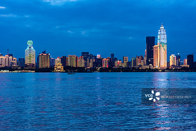 适合做背景的傍晚时分中国武汉长江城市边际线图片素材