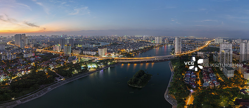 越南，黄昏时上海天际线的鸟瞰图图片素材