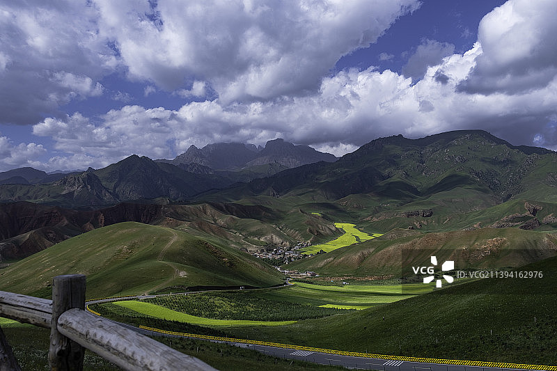 青海省海北藏族自治州 夏天的祁连山草原图片素材