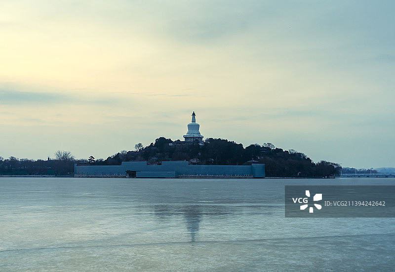冬季北京北海公园视角看白塔万春亭图片素材