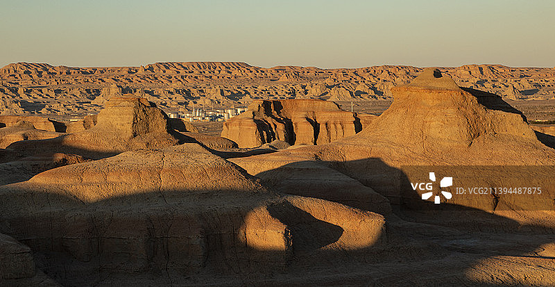 乌尔禾魔鬼城，日落时的雅丹地貌，新疆乌尔禾魔鬼城景区图片素材