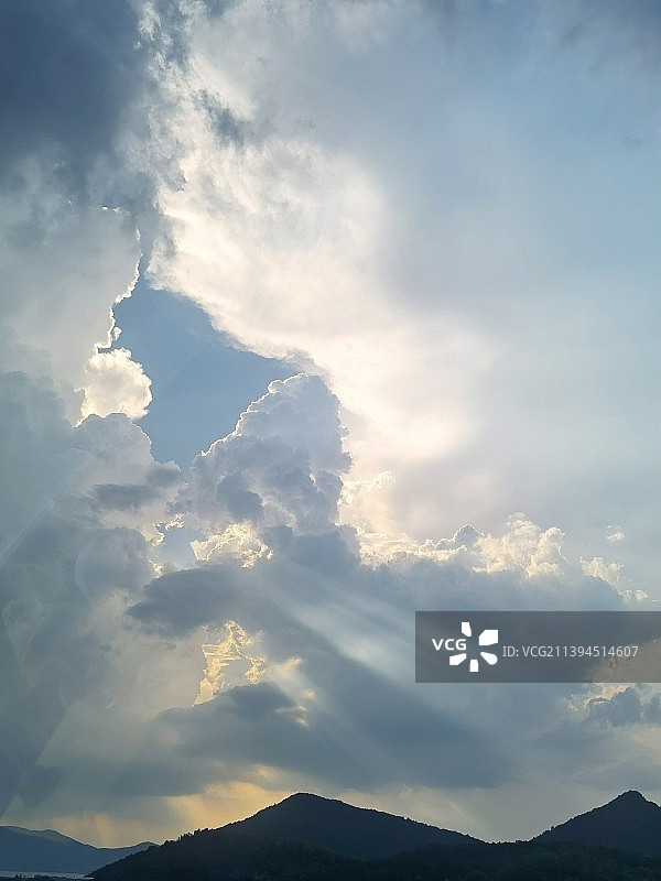 阳光透过云层的低角度视图图片素材