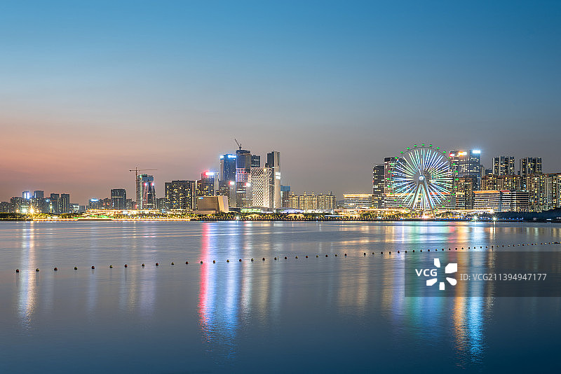 深圳宝安区滨海文化公园和湾区之光摩天轮夜景图片素材