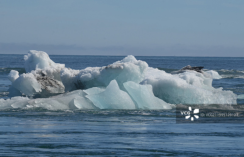 泻湖中带有沉积物的大冰山的惊人景象图片素材