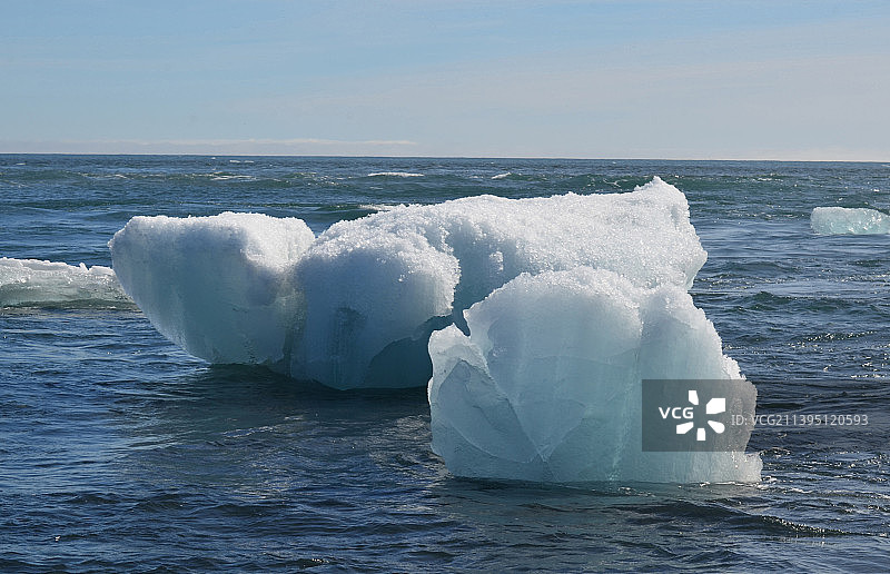 美丽的白色冰山漂浮在冰岛的水面上图片素材