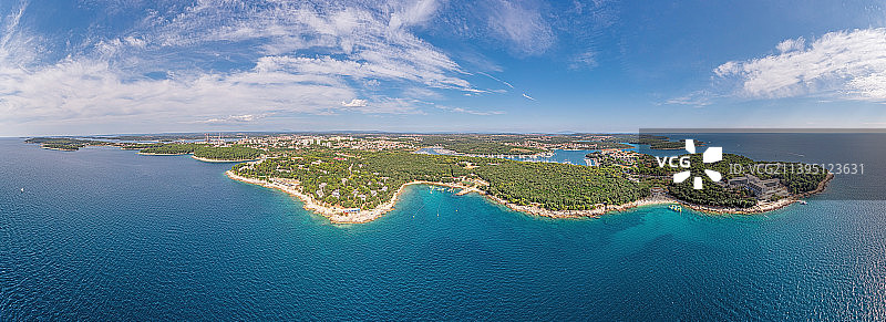 克罗地亚普拉附近伊斯特里亚亚得里亚海沿岸的无人机全景图图片素材