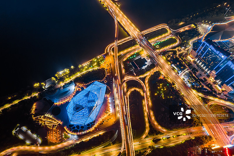 中国辽宁沈阳盛京大剧院和公路高视角俯拍航拍夜景图片素材