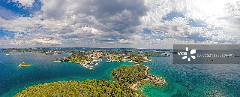 无人机拍摄的克罗地亚Vrsar港的全景图，克罗地亚白天碧绿的海水图片素材