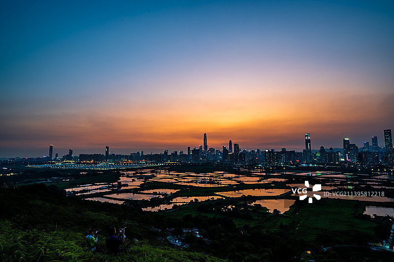 香港日落时，建筑物对着天空的高角度视图图片素材