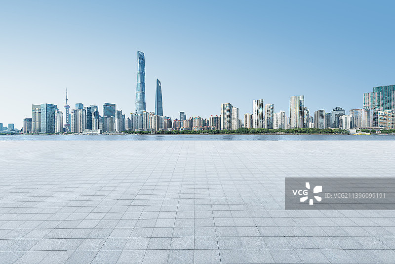 上海外滩陆家嘴建筑群天际线和黄浦江全景，宽阔的大理石广场图片素材