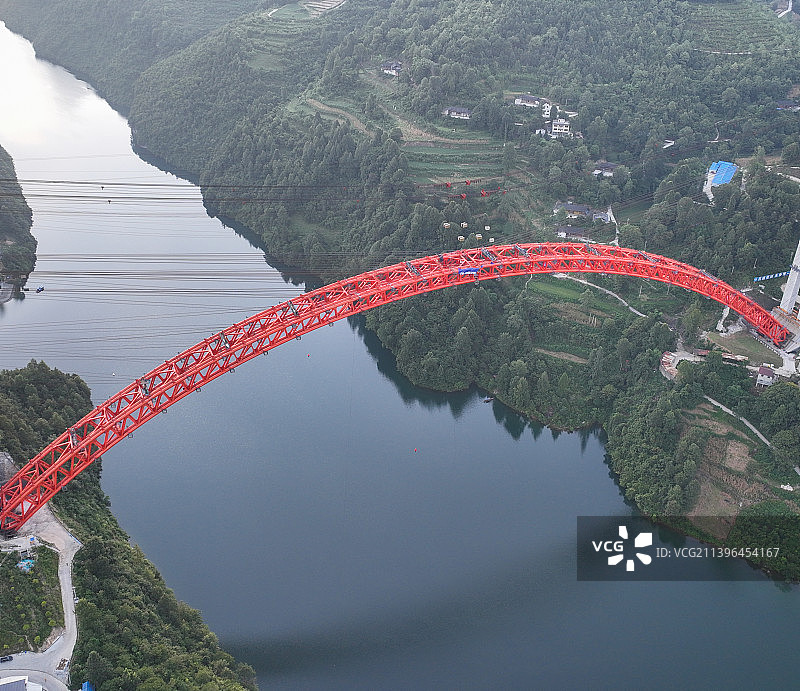 朝霞映照下的德余高速乌江特大桥。图片素材