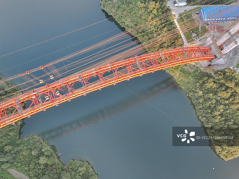 朝霞映照下的德余高速乌江特大桥。图片素材