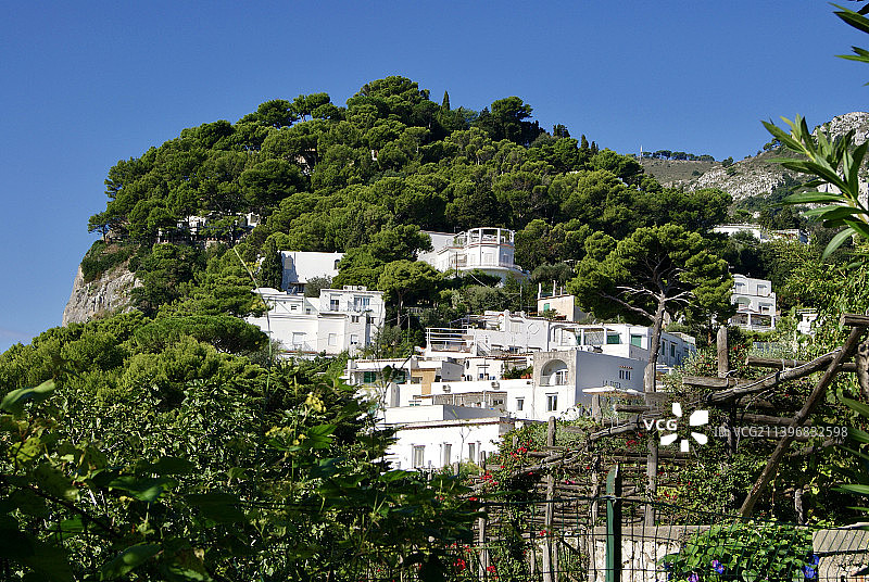 卡普里山坡上的白色房屋图片素材